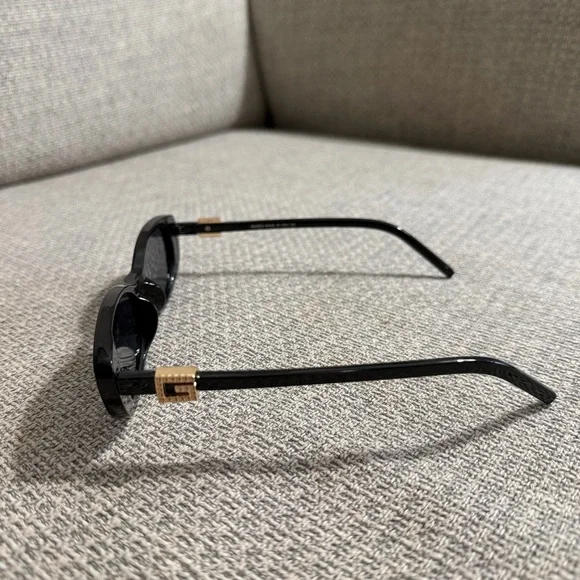 Black Fashion Sunglasses - Picture 4 of 8